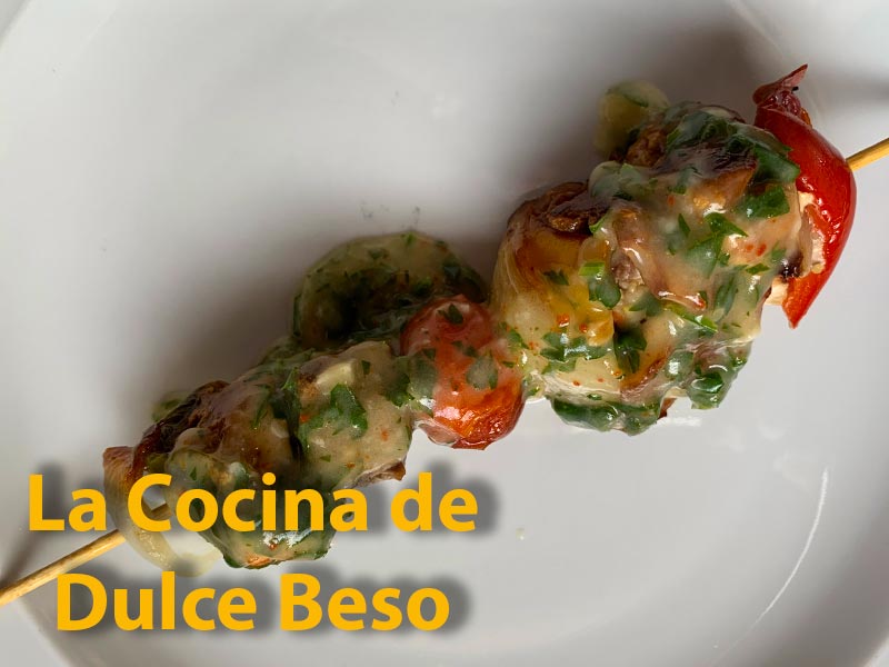 Brochetas de carne y verduras con salsa verde