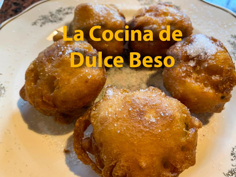 Buñuelos de manzanas, bananas y pasas